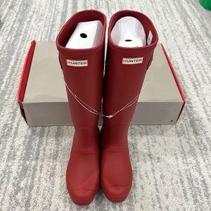NWT Women’s Original Tall Hunter Books in military red, size 8